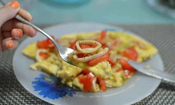 omelet med blæksprutte til en protein diæt
