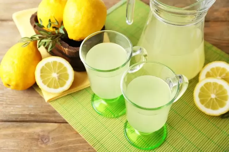 citronvand til at drikke