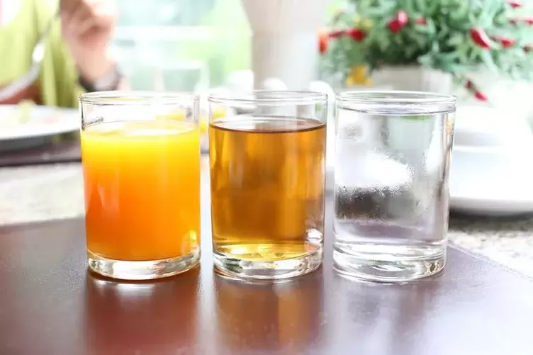 juice og vand til en drikkekost