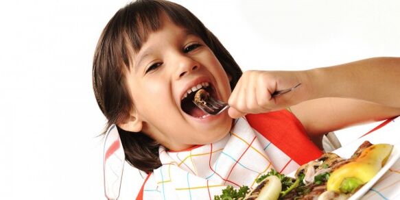 barnet spiser grøntsager på en diæt med pancreatitis
