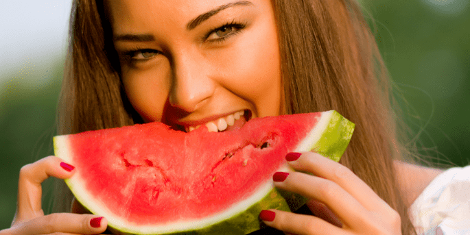 pige, der spiser vandmelon for vægttab