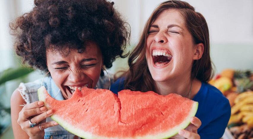 Piger spiser vandmelon