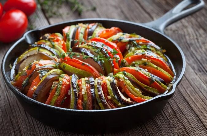 Pynt med tomater og zucchini